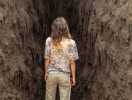 Delcy Morelos, Madre, Detail, 2025, Erde, Ton, Wasser, Holz, Metall, Jute Heu, Stroh Zimt, Nelken, Buchweizen, Chia-Samen, Tabak, Honig, Maße variabel. Ausstellungsansicht Hamburger Bahnhof – Nationalgalerie der Gegenwart, 11.7.2025 – 25.1.2026