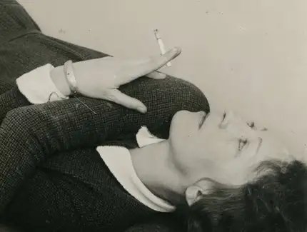 Grit Kallin-Fischer, Selbstporträt mit Zigarette, Detail, um 1928, Bauhaus-Archiv Berlin