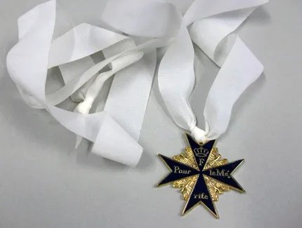 Historischer Orden „Pour le Mérite“ am Seidenband aus der Sammlung des Stadtmuseums Berlin