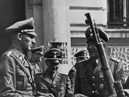 Reinhard Heydrich (links) vor dem Quartier der Einsatzgruppe II in Tschenstochau (Südpolen), Anfang September 1939