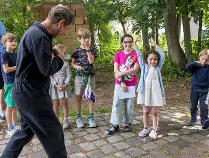Volkswagen Group Art4All Family Sunday Sommerprogramm 2024 im Hamburger Bahnhof