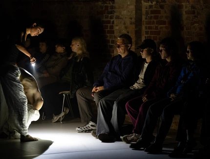 Veranstaltungen in Berlin: Tanz- und Bewegungsworkshop mit dem Tänzer und Choreografen Kosmas Kosmopoulos / LUNA PARK