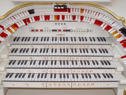Spieltisch der Mighty-Wurlitzer-Theaterorgel