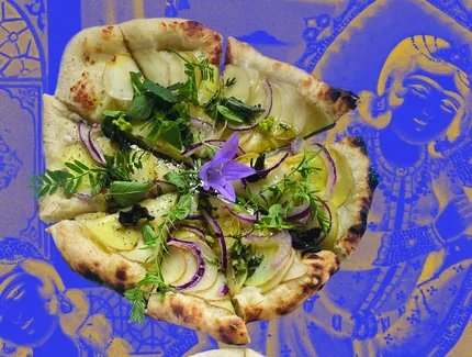 Collage aus zwei mit Gemüse, Kräutern und lila Blüten belegte Pizzetten auf einem Negativ eines Fotos in leuchtendem Lila.