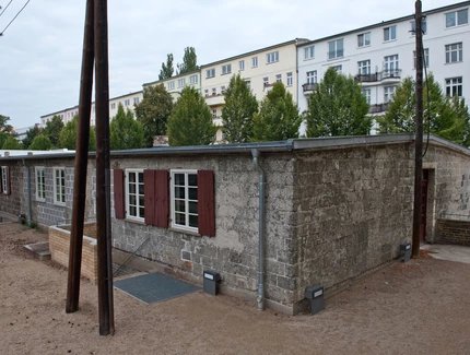 Blick auf "Baracke 13" © Dokumentationszentrum NS-Zwangsarbeit, Foto: Matthias Steffen