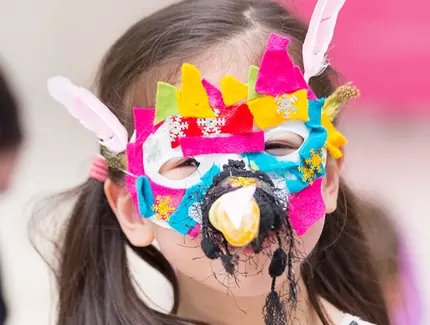 Kind mit Maske