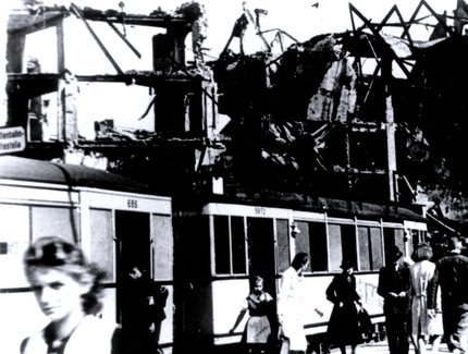 Eine der ersten Straßenbahnen in Berlin nach Kriegsende, 1945© Museum Pankow, Archiv/ Fotograf*in unbekannt (Inventarnr. FA014153)