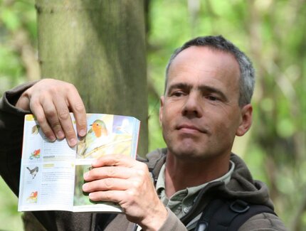 Wildtierexperte Derk Ehlert stellt die heimische Vogelwelt vor.