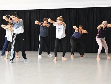 Veranstaltungen in Berlin: Krump-Workshop „motion brings emotion“ mit Lucia