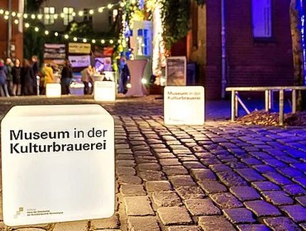 Der Eingangsbereich des Museums bei Nacht.