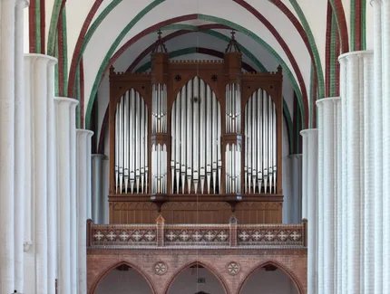 Blick durch den Kirchenrauf mit Kreuzgewölbe auf die Orgelempore