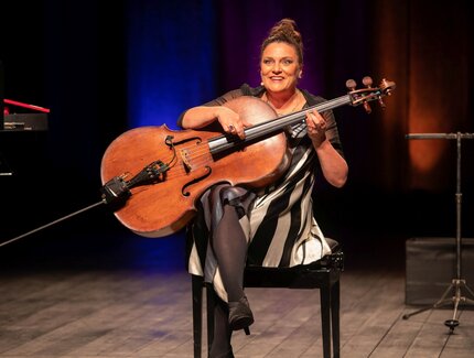 Rebecca Carrington mit Cello auf der Bühne