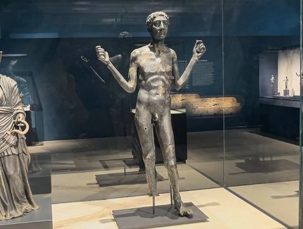 Ausstellungsansicht „Die Bronzen von San Casciano“, James-Simon-Galerie