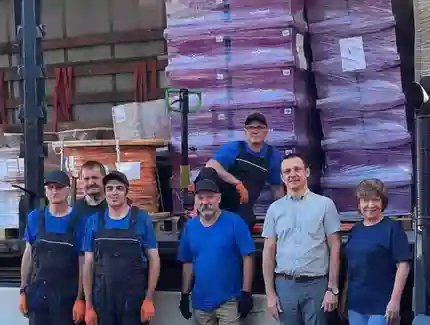 Mitarbeitende der Hubs des Ukraine Art Aid Centers in Kyjiv beim Ausladen von Hilfsgütern