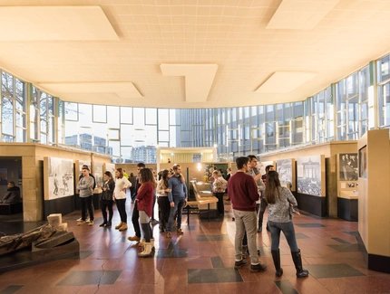 Eine Gruppe von Besuchern steht in der Dauerausstellung im Tränenpalast.