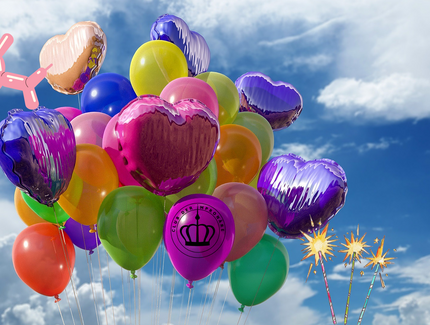Bunte Luftballons, die im Himmel schweben