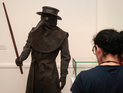 In der Ausstellung begegnen Sie unter anderem einem mittelalterlichen Pestarzt.