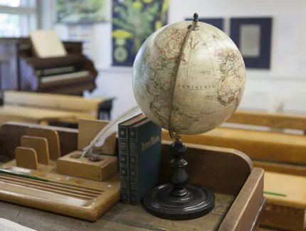 Historisches Klassenzimmer mit Globus