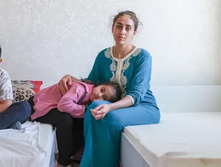 Snezhana S., 28 Jahre mit ihren Kindern aus Charkiw / Ukraine. Roma-Zentrum der Evangelisten, Edineț, Moldau 10/2022