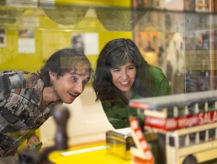 Besucherin und Besucher an einer Vitrine in der Ausstellung BerlinZEIT