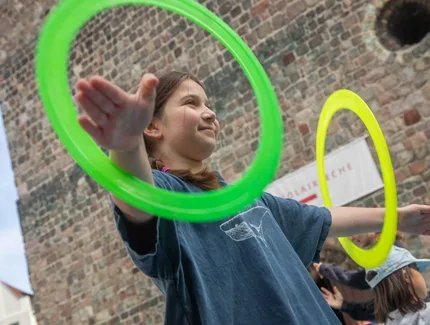 Mädchen mit historischem Spielzeug auf dem Nikolaikirchplatz
