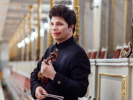Augustin Hadelich mit seiner Geige im Konzertsaal