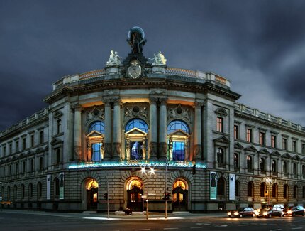 Die Fassade des Museums für Kommunikation bei Nacht