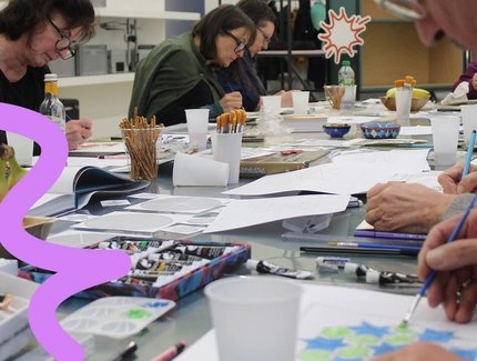 Teilnehmende erstellen geometrische Muster bei einem Workshop