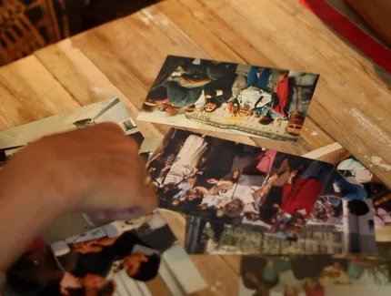 Filmstill „Die Mauer ist uns auf den Kopf gefallen“, Regie: Diane Izabiliza. In dem Film erzählen fünf migrantische Feministinnen von ihren Erfahrungen und antirassistischen Kämpfen nach dem Mauerfall.