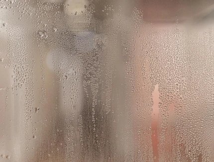 Umschlagabbildung: Ausstellungsansicht »NOTHINGTOSEENESS Void / White / Silence« (Akademie der Künste, 15. 9.–12. 12. 2021), Hans Haacke, Condensation Cube, 1963–6