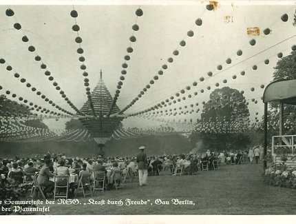 Zeitgenössische Postkarte mit der Beschriftung „Große Sommerfeste der NSDAP. „Kraft durch Freude“, Gau Berlin, auf der Pfaueninsel“