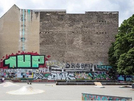 Haus mit buntem Graffiti am Maybachufer