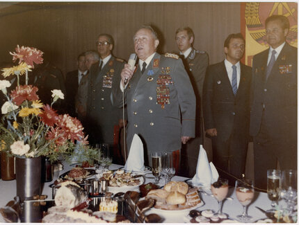 Stasi-Minister Erich Mielke bei einem Bankett anlässlich des 30. Jahrestages der Gründung der DDR