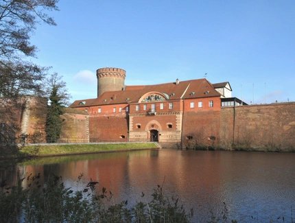 Es ist das Torhausund der Juliusturm der Zitadelle Spandau zu sehen.