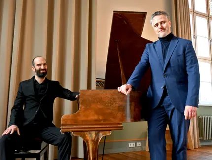 Simon Wallfisch (Bariton) und Daniel Seroussi (Klavier) am Klavier in der großen Aula im Mitte Museum.