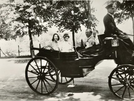 Nina Kandinsky, Lily Klee, Wassily Kandinsky und Paul Klee bei einem Ausflug nach Wörlitz, 1931/32