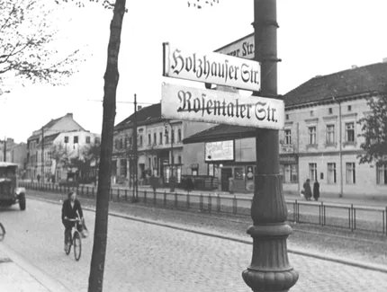 Umbenennung Rosenthaler Str in Holzhauser Str 1937, Foto Holzhauser Straße, Ecke Oranienburger Straße 1938, © Archiv Museum Reinickendorf