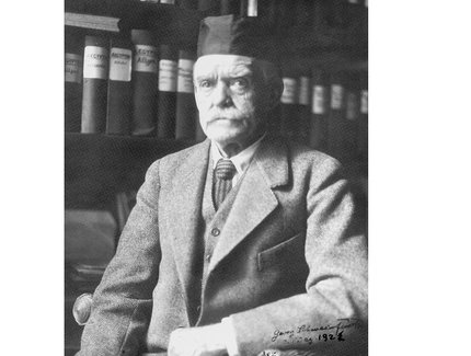 Georg Schweinfurth sitzend vor seinem Archiv und seiner Bibliothek, wahrscheinlich 1925