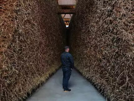 Delcy Morelos, El abrazo, Detail, 2023, Installationsansicht, Dia Chelsea, New York