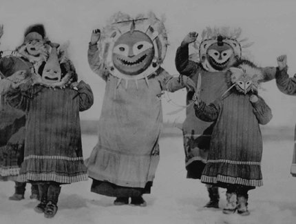 Filmstill aus „Uksuum Cauyai – The Drums of Winter“ (1988)