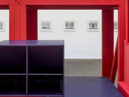 Ausstellungsansicht “Museum in Bewegung. Eine Sammlung für das 21. Jahrhundert”, abgebildet: Cevdet Erek, Bergama Stereo – Berlin Fragment, 2019-2024 und: Ricarda Roggan, Apokryphen, 2013-2019,2024 erworben durch die Stiftung der Freunde der National