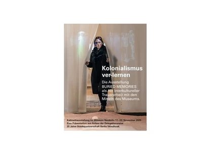 Eine Frau kommt durch einen Vorhang aus Plastik-Lamellen. Auf den Vorhang und ihr Gesicht wird etwas projiziert. Auf dem Bild sind der Titel und wichtige Informationen zur Ausstellung vermerkt.