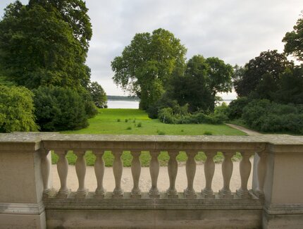 Schloss Caputh, Blick von der Freitreppe in den Park