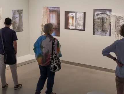 Eine der künstlerischen Installationen in der Ausstellung Vamos a la Playa
