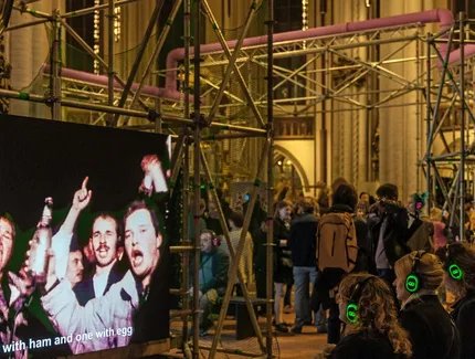 Foto aus der Ausstellung mit Besuchenden