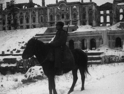 Rotarmist vor dem Zarenpalast Peterhof nach Beendigung der deutschen Besatzung, Leningrader Gebiet, Januar 1944