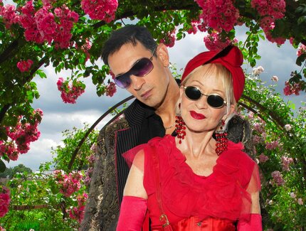 Benny Hiller & Monella Caspar unter einer Pergola mit Rosen