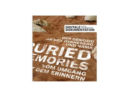 roter Sand, darin vergraben Tonmasken menschlicher Gesichter. Im Zentrum in weißer Schrift der Titel der Ausstellung.