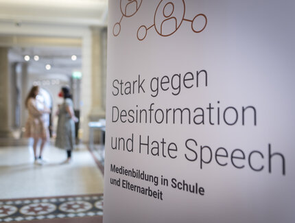 Veranstaltungen in Berlin: Weitklick Fachtagung: Stark gegen Desinformation und Hate Speech