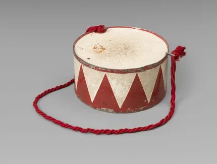 Trommel von Oskar Matzerath (gespielt von David Bennent), aus Volker Schlöndorffs Verfilmung (1979) des Romans Die Blechtrommel von Günter Grass (1959)